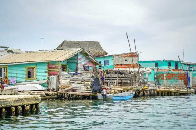 Dù diện tích nhỏ nhưng Santa Cruz del Islote có nhiều tiện ích như trường học, nhà thờ, phòng khám, khách sạn, quán rượu nhỏ và ba khu chợ để phục vụ cả người dân lẫn du khách (Ảnh: Lindblad Expeditions)