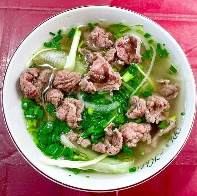 Tô phở Khôi Hói. Ảnh: Michelin Guide.