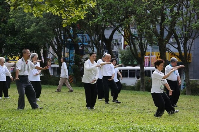 Tuy nhiên, sự phát triển nhanh chóng cũng kéo theo quá trình già hóa dân số ở thành phố này với hơn 1,1 triệu người trên 60 tuổi, chiếm tỷ lệ 12,05%. Ảnh: Internet