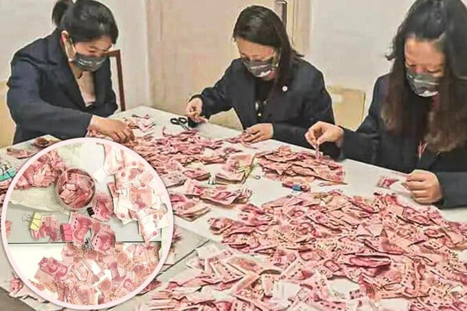 Nhân viên ngân hàng miệt mài ghép các mảnh vụn (Ảnh: South China Morning Post)