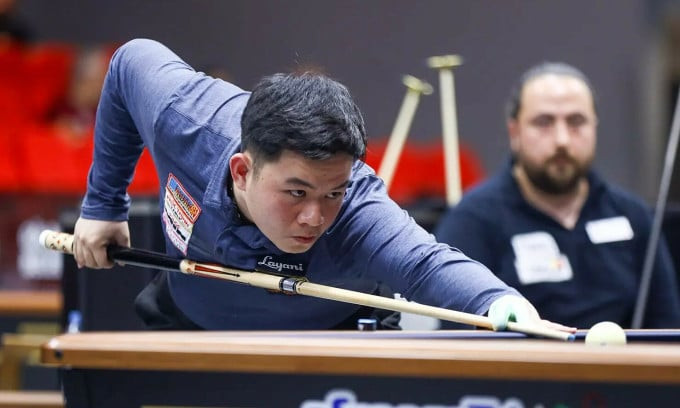 Cơ thủ Bao Phương Vinh trong trận tứ kết carom 3 băng UMB World Cup ở Ankara, Thổ Nhĩ Kì gặp Omer Karakurt, tối 14/6/2024 (Ảnh: Kozoom)