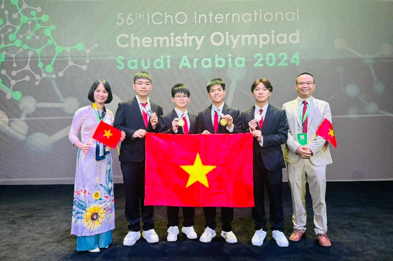 Các thành viên đội tuyển Việt Nam dự thi Olympic Hóa học quốc tế năm 2024. Từ trái qua: PGS.TS. Nguyễn Thị Thu Hà (Trưởng đoàn); các em Đỗ Phú Quốc, Giáp Vũ Sơn Hà, Nguyễn Hữu Tiến Hưng, Trần Đăng Khôi; TS. Phạm Văn Phong (Phó đoàn)