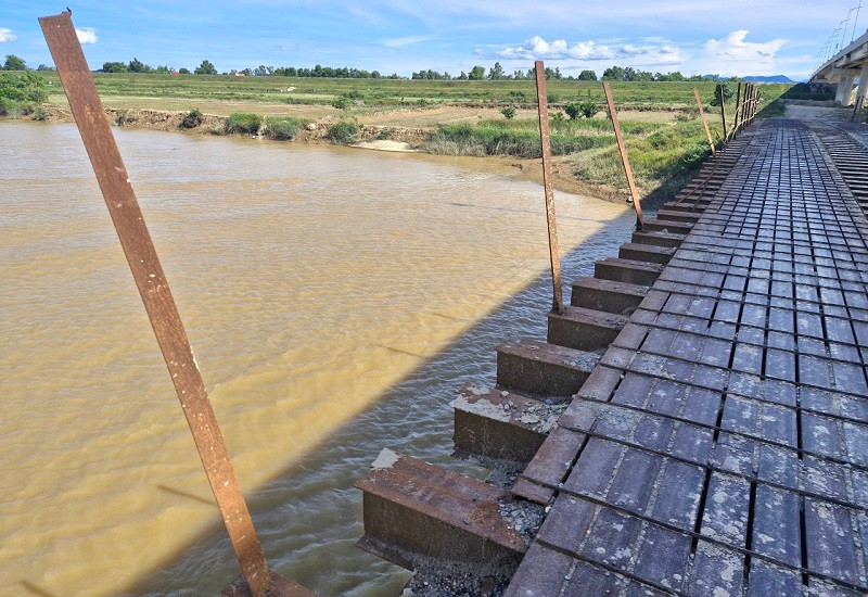 Toàn bộ lan can trên cầu tạm này gần như đã bị hư hỏng, không còn phát huy tác dụng. Trên công trường giờ đây không còn lực lượng của đơn vị thi công trông coi, bảo vệ nên rất dễ xảy ra tai nạn rủi ro, khó lường đối với người dân