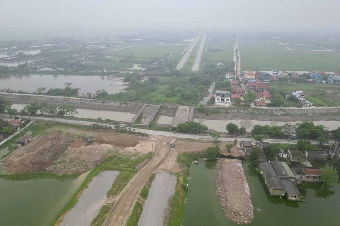 Cầu qua kênh Vân Đình bỏ hoang nhiều năm chưa thể đấu nối. Ảnh: Báo Lao Động