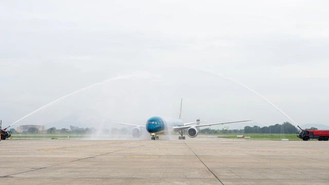 Nghi thức phun vòi rồng trong sự kiện Vietnam Airlines chào đón chiếc máy bay thân rộng Boeing 787-10 đáp xuống sân bay Nội Bài sáng nay. Ảnh: Phan Công/Báo Người Lao Động