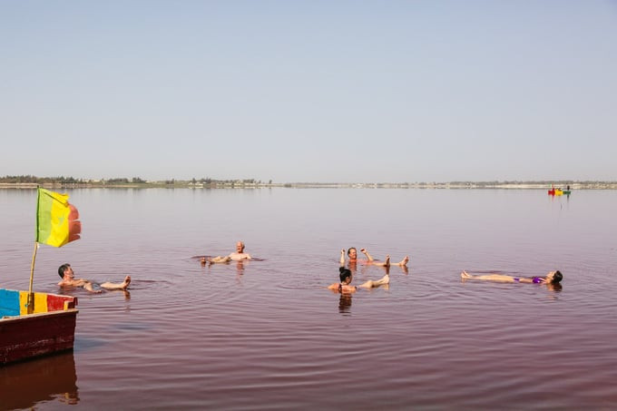 Với màu sắc độc đáo và cảnh quan đẹp mắt, hồ Retba thu hút rất nhiều du khách từ khắp nơi trên thế giới (Ảnh: Internet)