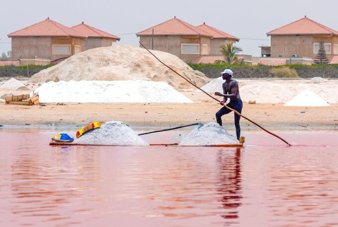 Hoạt động khai thác muối từ hồ Retba đã diễn ra từ lâu và trở thành nguồn thu nhập quan trọng cho cộng đồng sống quanh hồ (Ảnh: Watoosee)