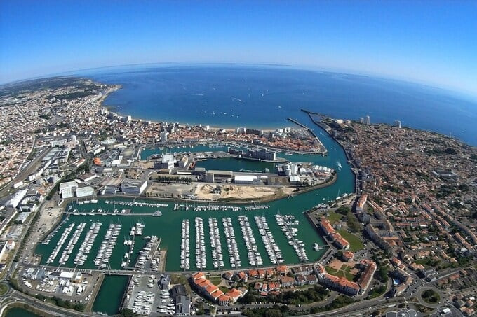 Tại thị trấn Les Sables-d'Olonne, chính quyền địa phương đã triển khai công trình thalassothermal để sưởi ấm và làm mát 17 tòa nhà công cộng (Ảnh: Bateaux.com)