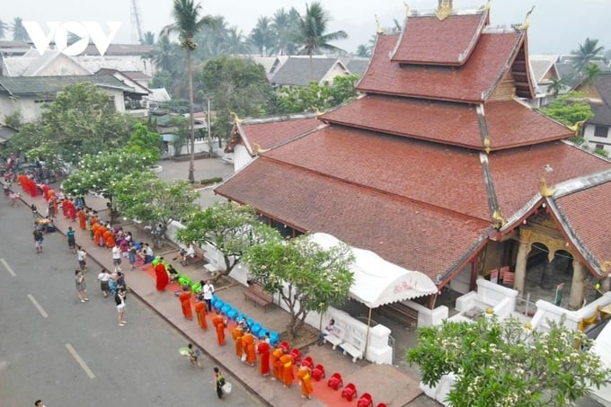 Lào vốn là đất nước của Phật giáo nên tới Luang Prabang du khách dễ dàng bắt gặp hành trình khất thực của các chư tăng (Ảnh: Internet)