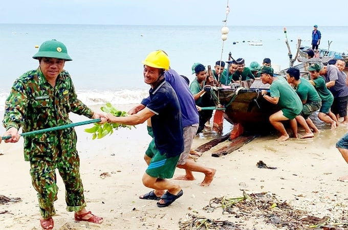 Chính quyền địa phương, người dân không được chủ quan trước bão, cần có phương án phòng chống kịp thời để giảm thiểu tác động. Ảnh minh họa: Quân đội nhân dân