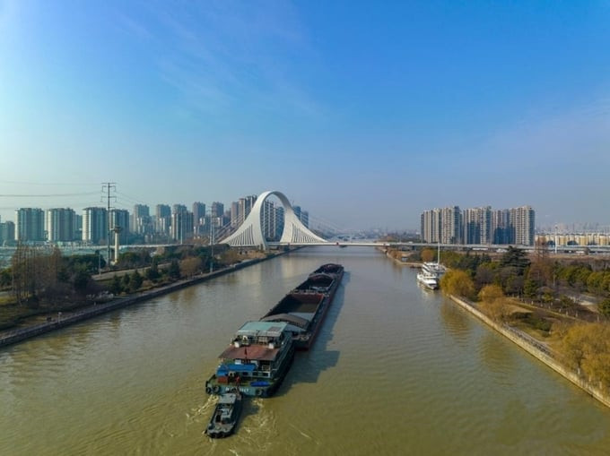 Sà lan di chuyển trên đoạn kênh đào qua thành phố Hoài An, tỉnh Giang Tô, thuộc tuyến kênh đào Đại Vận Hà (Ảnh: Internet)