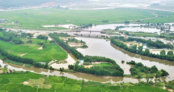 Đoạn cuối kênh Sắt, nơi giao nhau với sống Cấm. Ảnh: Báo Nghệ An