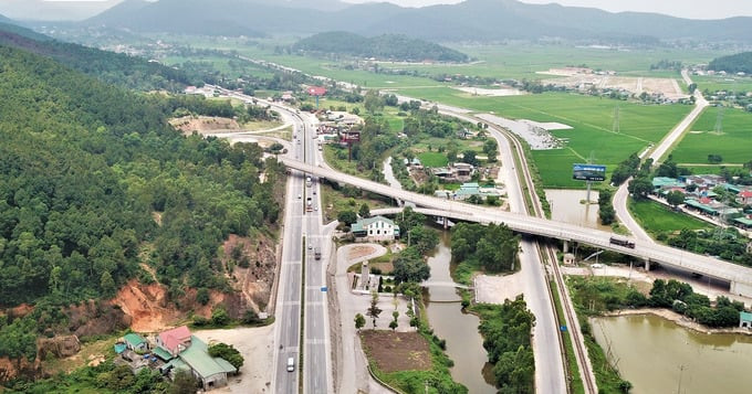 Kênh đoạn qua xã Nghi Yên nằm giữa Quốc lộ 1A cũ và mới. Ảnh: Báo Nghệ An