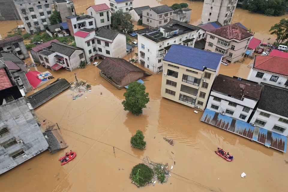 Thành phố Nhạc Dương, tỉnh Hà Nam cũng chìm trong biển nước. Ảnh: Reuters