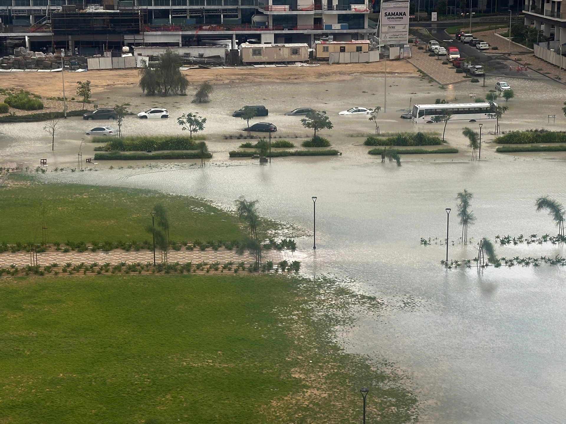 Ô tô chìm trong nước trong cơn mưa bão ở Dubai (UAE) ngày 16/4/2024. Ảnh: Reuters