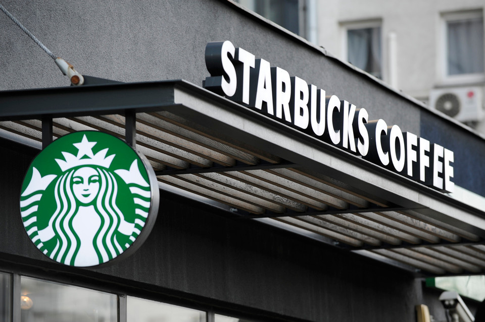 Starbucks áp dụng các chiến lược phòng ngừa rủi ro để bình ổn giá, bảo vệ khách hàng khỏi những biến động của thị trường. Ảnh minh họa: Internet