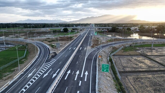 Cao tốc này đi qua địa phận 3 tỉnh Khánh Hòa (5km), Ninh Thuận (63km) và Bình Thuận (12km), tạo nên một hành trình liền mạch và rút ngắn đáng kể thời gian di chuyển. Ảnh: Báo Người Lao Động