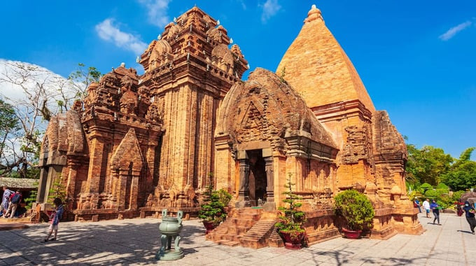 Du khách đến Tháp Bà Ponagar sẽ được trải nghiệm 2 chương trình văn hóa đặc biệt. Ảnh: Internet