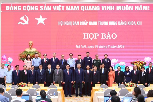 Tổng Bí thư, Chủ tịch nước Tô Lâm với các đại biểu dự họp báo. Ảnh: TTXVN