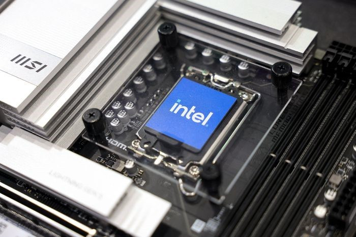 Ngành chip toàn cầu 'đỏ lửa' vì cổ phiếu Intel giảm mạnh nhất 50 năm - ảnh 1