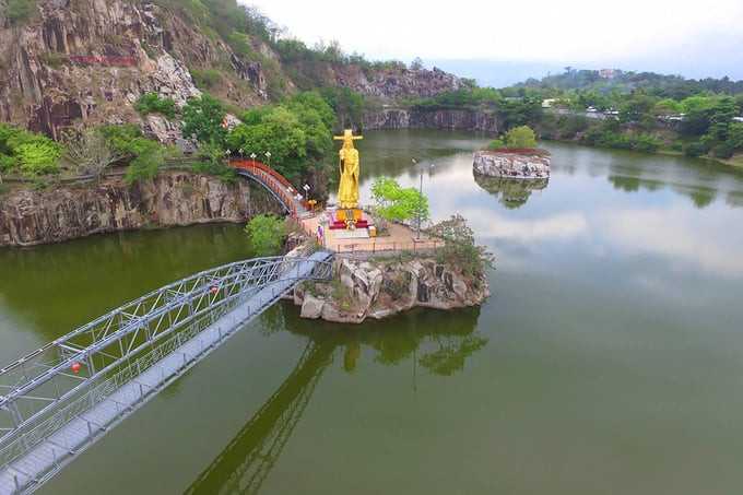 Bức tượng Thoại Ngọc Hầu chỉ tay về phía kênh Thoại Hà. Ảnh: Sưu tầm