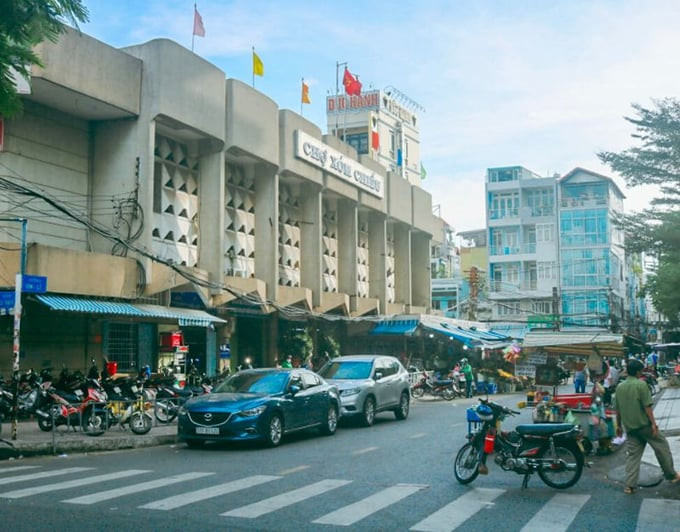 Từ một khu chợ nhỏ ven sông Sài Gòn những năm 1970, chợ Xóm Chiếu đã phát triển thành một 