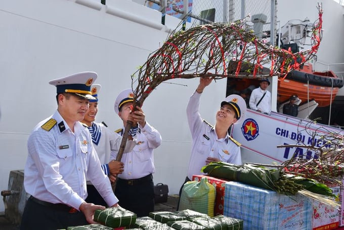 Tàu KN 390 trong một lần vận chuyển bánh chưng, cành đào, hàng hóa và quà Tết tặng quân, dân các huyện đảo xa bờ. Ảnh: Báo Bắc Kạn