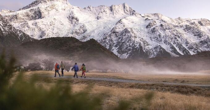 Tham gia một chuyến tham quan bằng trực thăng tại Aoraki/Mount Cook, du khách sẽ được chiêm ngưỡng ngọn núi cao nhất New Zealand (cũng là điểm cao nhất của Zealandia so với mực nước biển). Ảnh: Internet