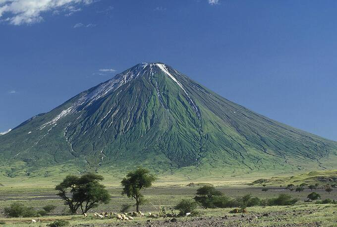 Nghiên cứu gần đây công bố trên tạp chí Geophysical Research Letters cho thấy núi lửa Ol Doinyo Lengai cao 2.962m ở Tanzania nổi tiếng với dung nham carbonatite độc đáo, đang trải qua quá trình sụt lún đáng kể. Ảnh: Internet