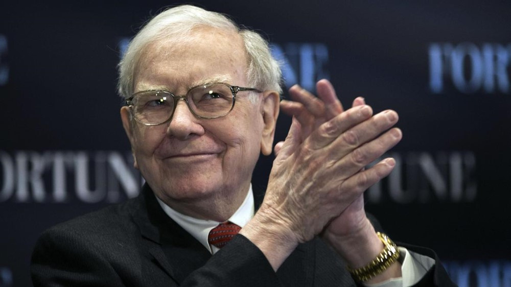 ‘Đỉnh’ như Warren Buffett: Bán tháo cổ phiếu, tăng tích trữ tiền mặt ngay trước khi thị trường toàn cầu 'rực lửa' - ảnh 2