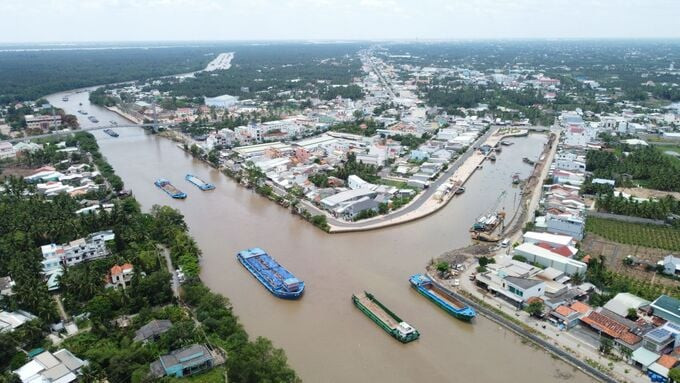 Một đoạn kênh Chợ Gạo sau khi được đầu tư nâng cấp. Ảnh: Báo Long An