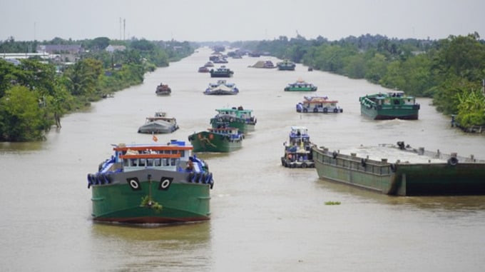 Tàu bè nườm nượp trên kênh Chợ Gạo. Ảnh: Báo Tiền Phong, Báo Giao Thông