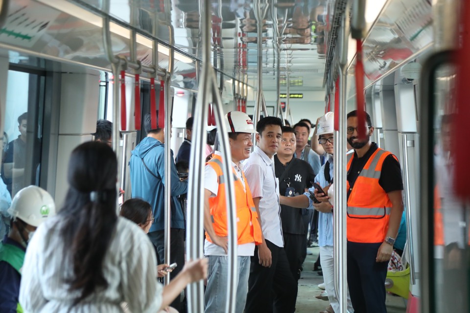 Chuyên gia, kỹ sư di chuyển trên tàu điện Nhổn - Ga Hà Nội.