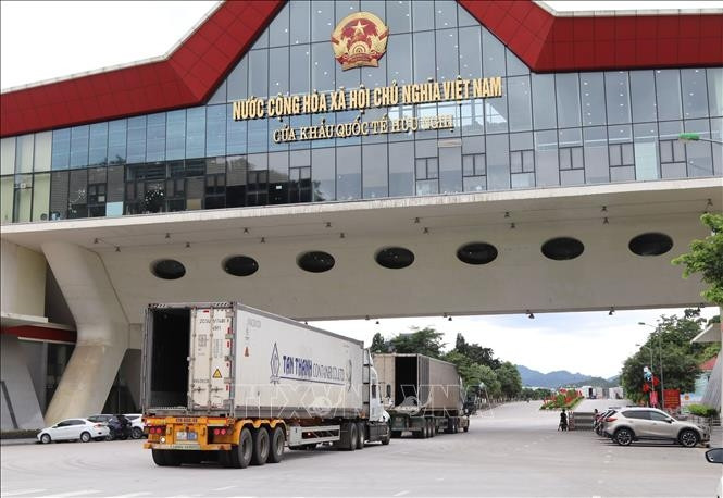 Xuất nhập khẩu qua các cửa khẩu Việt-Trung: Mừng nhiều hơn lo