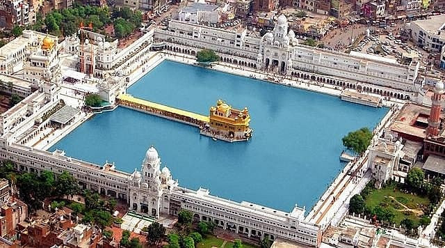 Nằm bao quanh đền Vàng Harmandir Sahib là hồ nước nhân tạo có tên Sarovar (Ảnh: Internet)