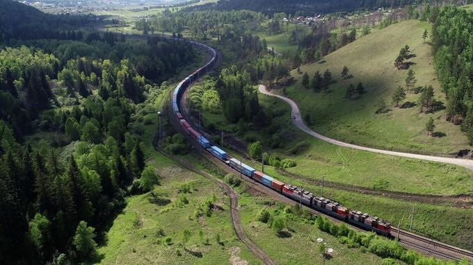 Tuyến đường sắt xuyên Siberia đã tồn tại hơn một thế kỷ, là một trong những hành trình đường sắt đáng kinh ngạc và quy mô nhất thế giới (Ảnh: RIA Novosti / Ilya Naimushin)