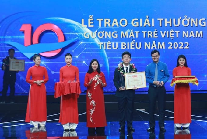 Võ Hoàng Hải nhận bằng khen Gương mặt trẻ tiêu biểu 2022. Ảnh: VTC News