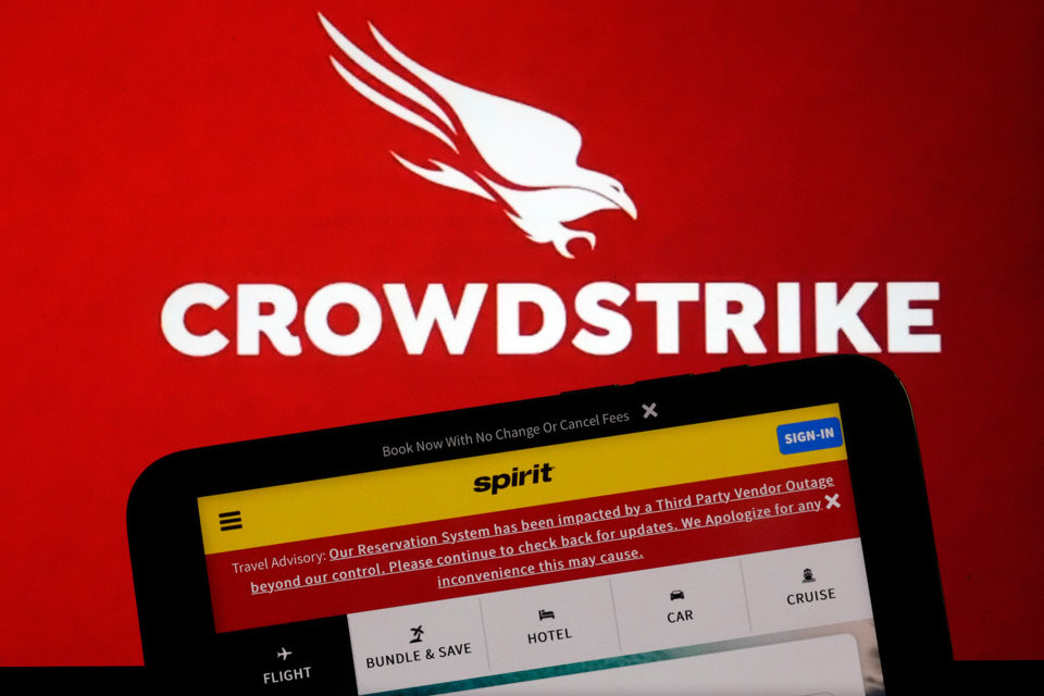 Sự cố liên quan đến bản cập nhật dịch vụ Falcon của CrowdStrike khiến hàng triệu máy tính chạy hệ điều hành Windows toàn thế giới ngừng hoạt động. Ảnh: AP