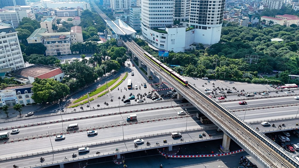 Tuyến đường sắt trên cao dài 8,5km đi qua gần 10 trường đại học có tiếng, giảm 50% giá vé cho HSSV, ngày đầu lăn bánh đã phá kỷ lục tuyến metro Cát Linh – Hà Đông - ảnh 1