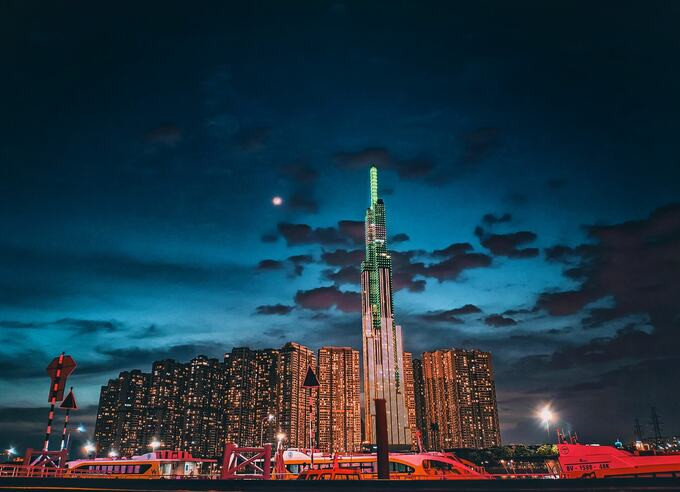 Du khách có thể ngắm nhìn toàn thành phố từ toà nhà Landmark 81. Ảnh: Internet