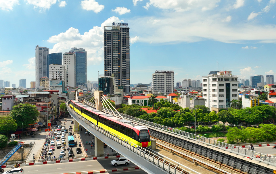 Tàu điện đô thị Nhổn - Ga Hà Nội chính thức vận hành thương mại đoạn trên cao. Ảnh: Phạm Hùng