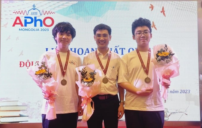 Năm 2022, trường có 3 học sinh đạt Huy chương Vàng Olympic Vật lý Quốc tế - IPhO (đứng giữa là thầy Nguyễn Công Toản nhận thưởng thay cho một học sinh đi du học). Ảnh: NVCC