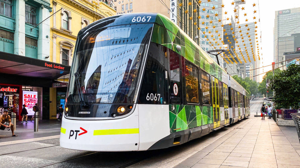 Một chiếc tàu điện tốc độ chậm (tram) ở Melbourne, Australia. Ảnh: Getty