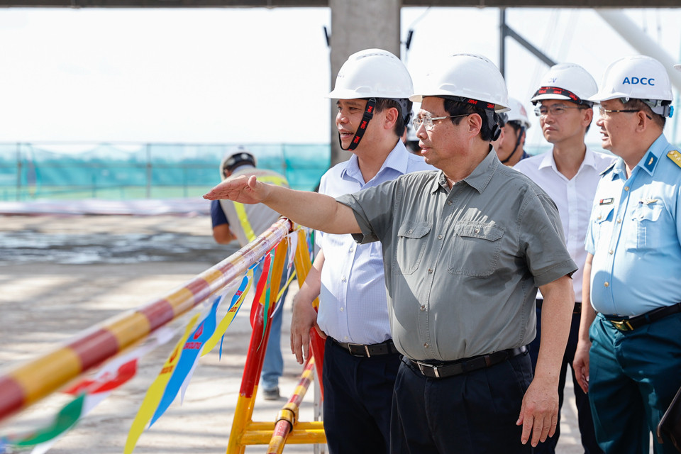 Thủ tướng Phạm Minh Chính đi kiểm tra tình hình thực hiện Dự án xây dựng nhà ga hành khách T3 – Cảng hàng không quốc tế Tân Sơn Nhất - Ảnh: VGP