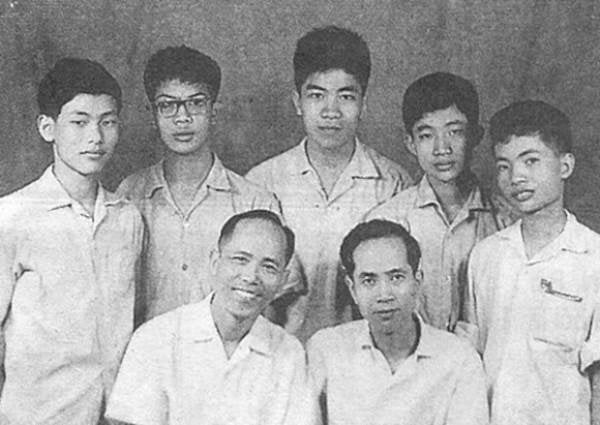 Thầy Phan Đức Chính cùng thầy Lê Hải Châu với đội tuyển Việt Nam tham dự IMO 1974