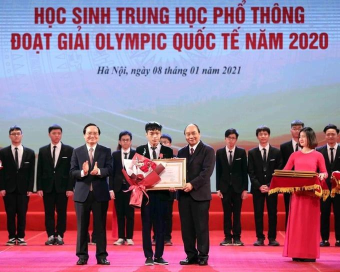 Năm 2021, Bùi Hồng Đức vinh dự là học sinh đầu tiên được Thủ tướng trao Huân chương Lao động hạng Nhất. Ảnh: Thanh Tùng/TTXVN