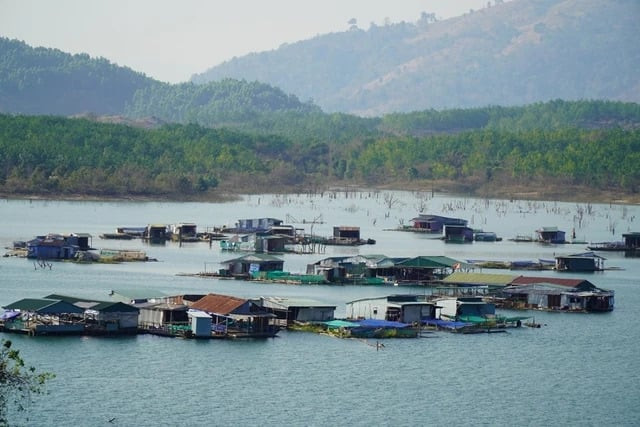 Khung cảnh yên bình của làng chài trên lòng hồ Sê San. Ảnh: Báo Thanh Niên