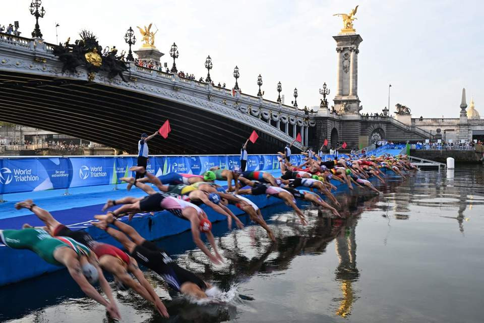 nhiều vận động viên Olympic bị nhiễm khuẩn E.Coli sau khi hoàn thành các chặng bơi dưới sông Seine. Ảnh: New York Times