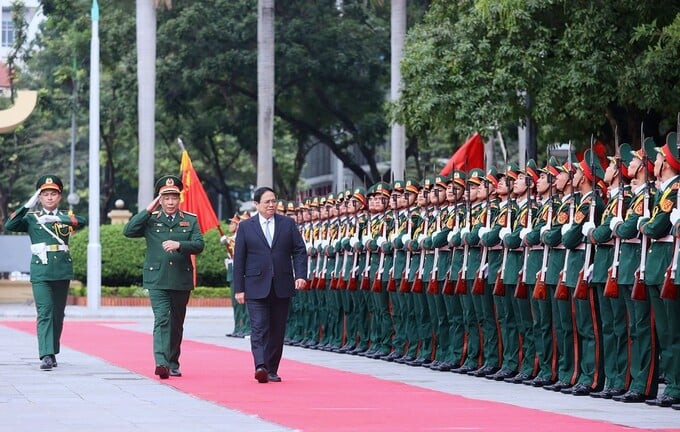 Thủ tướng Phạm Minh Chính duyệt Đội danh dự của Học viện Quốc phòng. Ảnh: Tiền phong