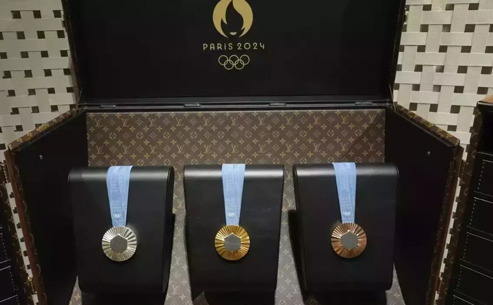 Đế chế hàng hiệu LVMH đưa ngành hàng xa xỉ cất cánh ở Olympic Paris 2024 - ảnh 1